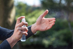Sars-CoV-2和Covid-19感染凝胶喷雾。男子洗手喷雾.