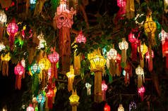 夜晚挂着色彩艳丽的古董装饰灯笼.