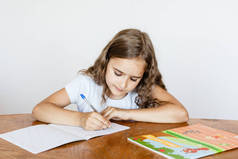 一个女学生在家里做作业，在网上通过因特网上课，学外语，学英语，记事本，学字母和单词