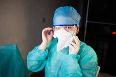 身着制服、戴着眼镜和面具的女医生集中在医院工作。外科医生的肖像