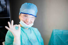 身着制服、戴着眼镜和面具的女医生集中在医院工作。外科医生的肖像