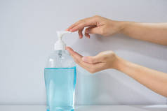 卫生概念中使用酒精防腐剂洗手的妇女的亲密手