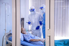 医生和护士对科维德19号病人进行了检查。19例感染者躺在医院隔离病房区床上时的绝望情绪.