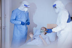 噪声背景图像。19例感染者躺在医院隔离病房区床上时的绝望情绪.