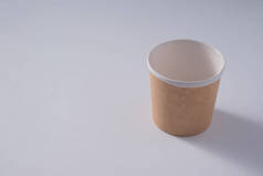 大棕色纸杯隔离在白色背景上.环保即弃食品包装。保护自然和循环利用的概念。复制空间.
