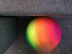 现代艺术彩虹球体的几何形状