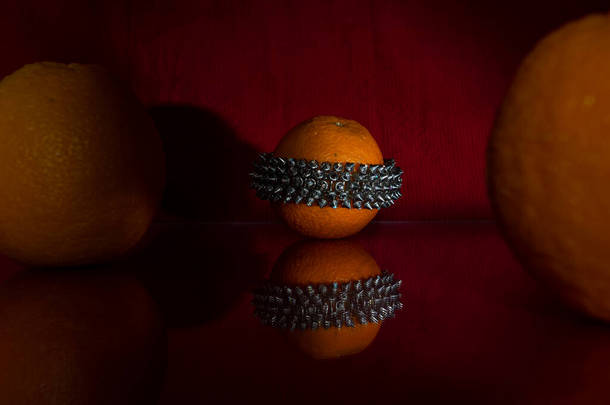一个不寻常的手镯是有橙子的构图,从表面反射出来.镶嵌在爱德瑞尔的石头闪闪发光。深红色浓郁的背景.