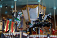 带着马匹和骑手的玩具旋转木马。装饰项目