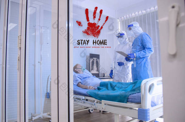 使用手和文字时注意，在病人和医疗队的背景下，从眼镜蛇或眼镜蛇的概念出发，在四级病房前的隔离区标志上呆在家里