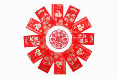 传统的中国红纸切割在红包中间