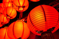 中国农历新年的夜晚，红灯笼挂起