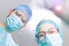 医院手术室有年轻女助理实习生的专业外科医生，医学概念