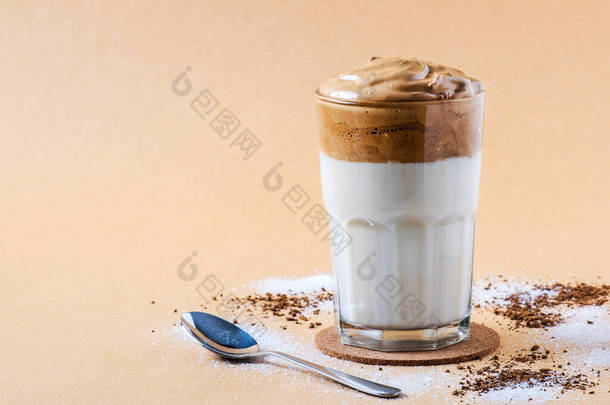 达尔戈纳咖啡与发泡泡沫站在糖和速溶咖啡中间.