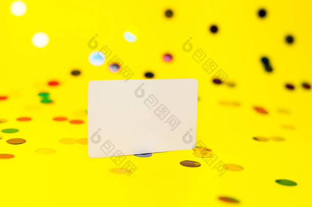 空白的白页在黄色的背景上模仿着,闪烁着彩霞.创意概念，空白贺卡.