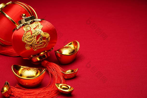 中国新年<strong>装饰</strong>品，<strong>红色背景</strong>，各种节日<strong>装饰</strong>品。汉字意味着丰富的财富、繁荣和好运。平躺在床上.