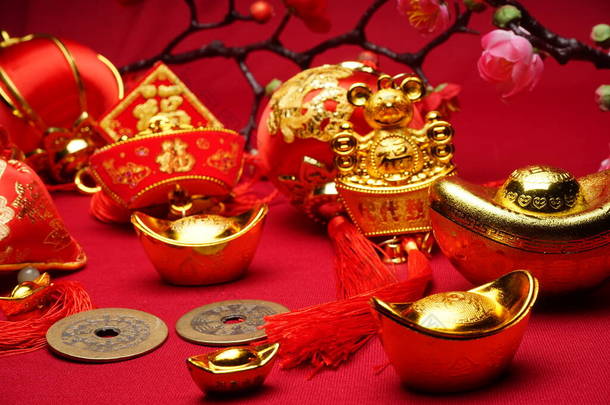 中国新年<strong>装饰品</strong>，红色背景，各种节日<strong>装饰品</strong>。汉字意味着丰富的财富、繁荣和好运。平躺在床上.
