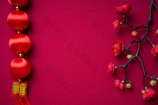 中国新年<strong>装饰</strong>品，<strong>红色背景</strong>，各种节日<strong>装饰</strong>品。汉字意味着丰富的财富、繁荣和好运。平躺在床上.