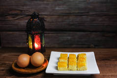 马来西亚Hari Raya Aidilfitri的传统小吃被称为kuih tart或菠萝馅饼和木制背景的鸡蛋.