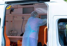 医生穿着防护服在救护车上对抗考拉韦