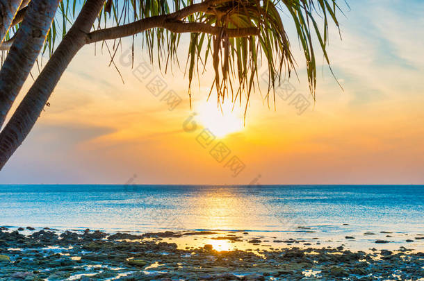夕阳西下的大海、沙滩、椰子树和夕阳西下的天空