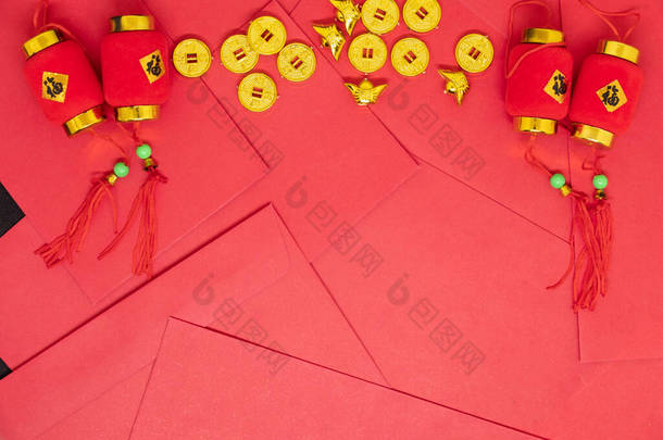 红色信<strong>封红包</strong>金银灯，上面刻有吉祥、吉祥、幸福的字样，红色背景装饰有文字复制空间，新年快乐.