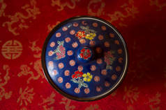 中式碗。中国古代陶瓷餐具顶部视图