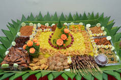 敦榜是印度尼西亚的一种锥形饭碗，配上来自印度尼西亚爪哇的蔬菜和肉类配菜.