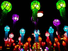 节日期间装饰了各种颜色的灯笼.