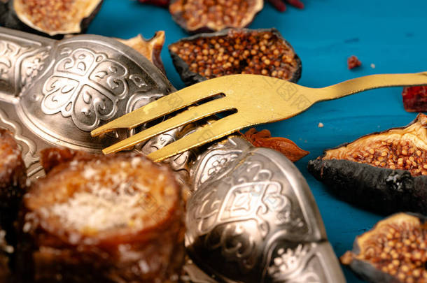 土耳其<strong>甜品</strong>，传统餐具，深蓝色桌子上
