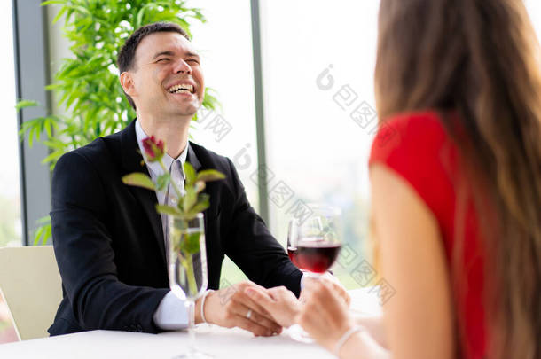 在情人节，白种人、夫妻在天空酒吧餐厅共进午餐。夫妻共进晚餐.