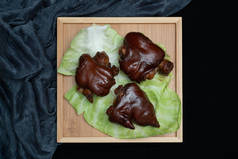 中国传统的美味腌制猪腿。烤猪蹄