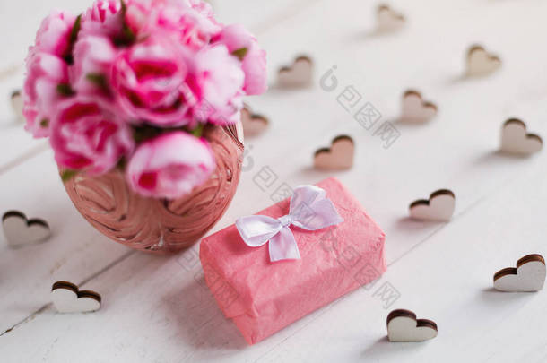 带有<strong>红心</strong>、礼品盒和粉红玫瑰花束的古色古香<strong>背景</strong>，装在白色木板上。假日和爱情的概念