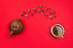 中国黏土茶壶和绿茶倒入一杯红茶中