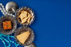 蓝色背景金属传统盘子中的土耳其甜点
