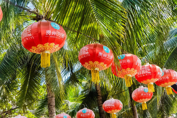 中国海南<strong>三亚</strong>棕榈背景上色彩艳丽的中国传统红灯笼