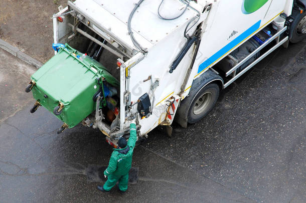 在住宅区经营垃圾车的垃圾工，每天清理垃圾