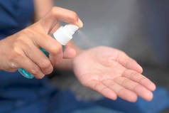 一名妇女的手正在用防腐铲擦拭双手，以防止感染COVID-19和SARS Cov-2 。在家工作.