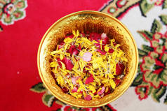 在传统的泰国婚礼上，红玫瑰和玛丽戈尔德的花朵在金盘中绽放，佛教也在寺庙里出现