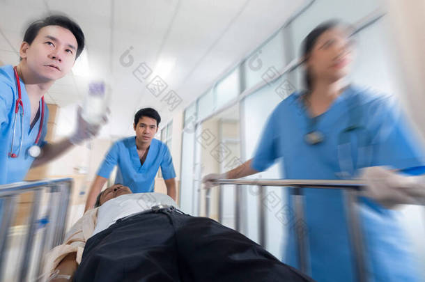 医生奔向手术室的前景，医生推着病人紧急服务医院的背景
