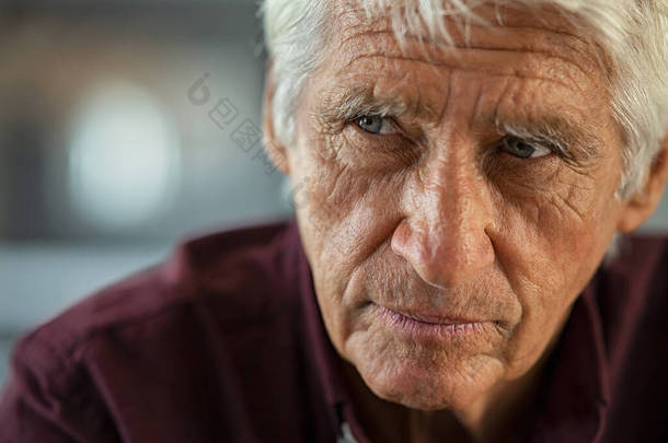 有思想的老人坐在沙发上，望着旁边的复制空间。忧心忡忡的男人在家里思考。<strong>老年痴呆</strong>症<strong>老年痴呆</strong>症患者.