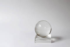 水晶球,看台上的玻璃球.内部细节，室内设计项目。简单的形状。最小和平衡的概念，复制空间为您的设计.