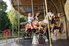 小女孩在游乐园里骑旋转木马