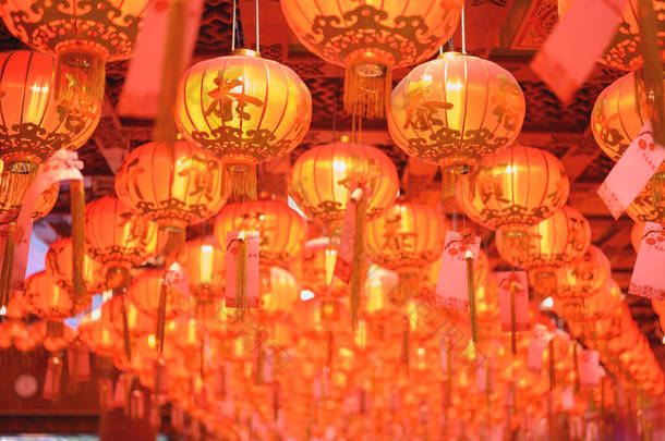 中国<strong>新年</strong>装饰灯笼的意思是<strong>健康</strong>、富有、和平、美好的生活 。，农历<strong>新年</strong>装饰品