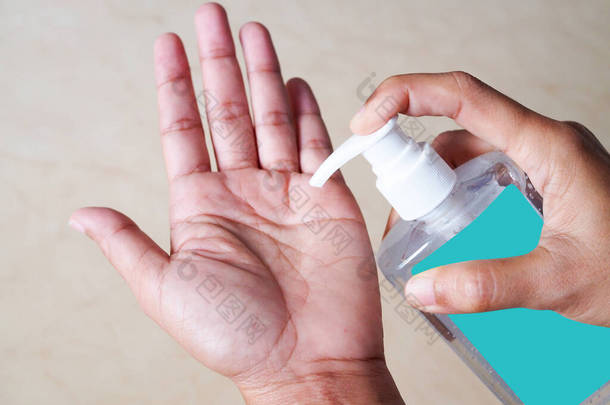 使用喷雾瓶酒精清洗剂清洁手部保护细菌考拉韦或眼镜蛇-19，概念呆在家里，以防止流行病蔓延.