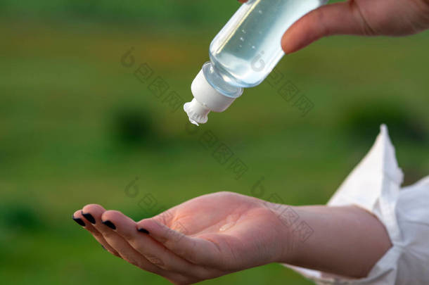 使用酒精防腐凝胶，预防感染，防止Covid-19的爆发，妇女用<strong>手部清洁剂</strong>洗手以避免感染考罗那韦