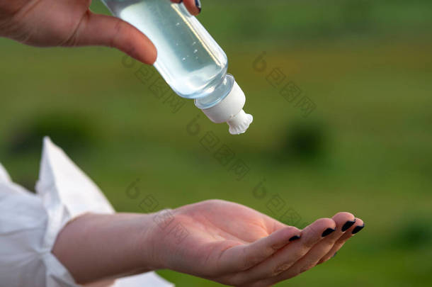 使用酒精防腐凝胶，预防感染，防止Covid-19的爆发，妇女用手部清洁剂洗手以避免感染考罗那韦