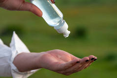 使用酒精防腐凝胶，预防感染，防止Covid-19的爆发，妇女用手部清洁剂洗手以避免感染考罗那韦