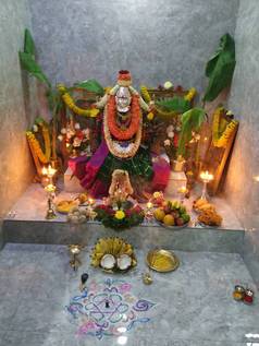 Vara Mahalakshmi Vrata节期间的Lakshmi女神雕像装饰。它的节日是为了安抚拉克希米女神。Varalakshmi是个乐天派。Puja done by women in the K