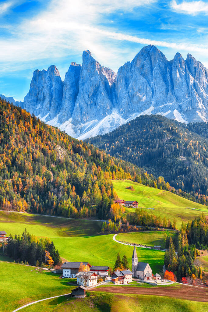 美丽的秋天场景,美丽的圣塔玛达莲娜村庄在多洛美斯.地点：Santa Maddalena village, Val di Funes, Trentino-Alto Adige, Dolomites, I