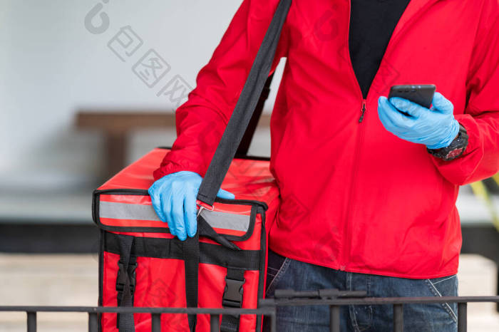 派递员红布用手机搜寻客户地址图片-包图网企业站
